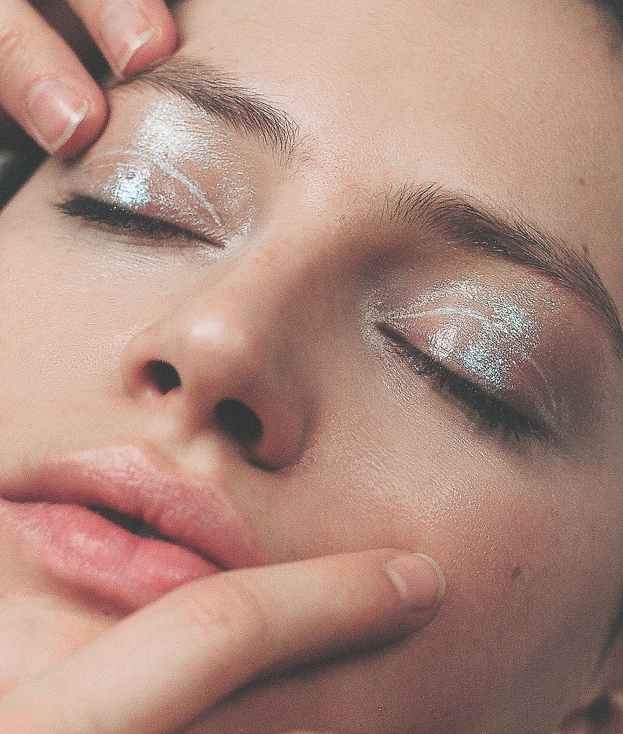 Primissimo piano di modella con trucco occhi glitter effetto bagnato, fotografia analogica con Mamiya RZ67 medio formato
